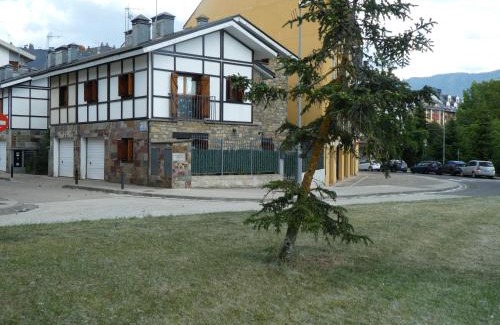 Jaca Casa | Casa con jardín frente ciudadela