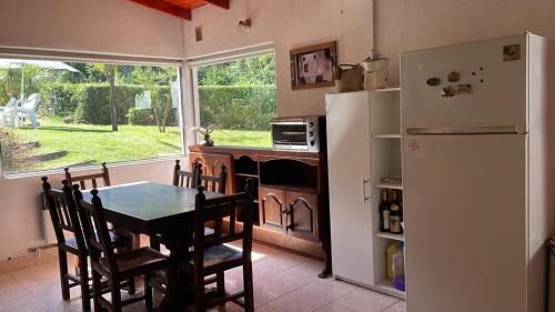 Villa Del Dique Casa | Casa con jardín, pileta, asador, y vistas al lago en Embalsina