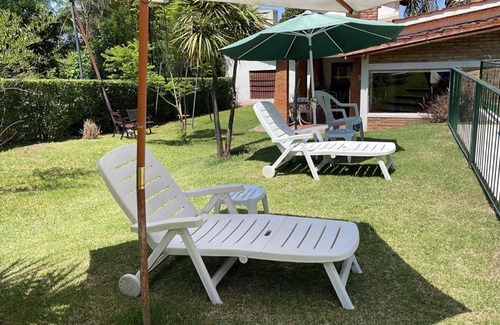 Villa Del Dique Casa | Casa con jardín, pileta, asador, y vistas al lago en Embalsina