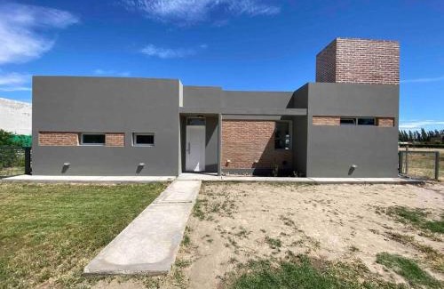 General Roca Casa | Casa con pileta y parrilla en barrio privado, 2 dormitorios