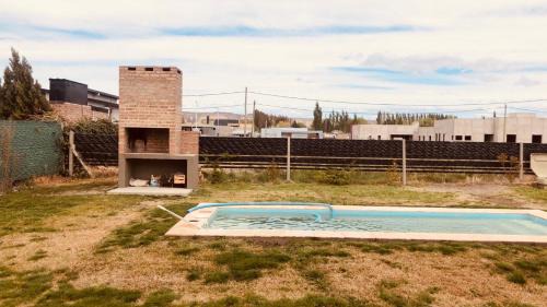 General Roca Casa | Casa con pileta y parrilla en barrio privado, 2 dormitorios