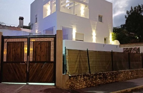 Punta Umbria Chalet De Esquí | Casa Alhamar con piscina y aparcamiento privado al lado de la playa