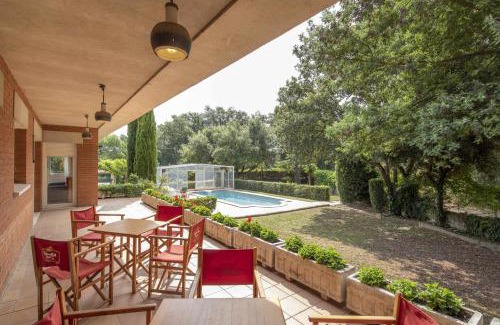 Vilobi d'Onyar Chalet De Esquí | Casa con piscina en Vilobí dOnyar