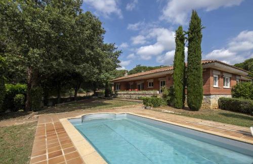Vilobi d'Onyar Chalet De Esquí | Casa con piscina en Vilobí dOnyar