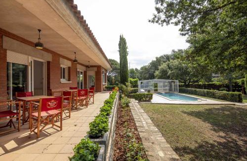 Vilobi d'Onyar Chalet De Esquí | Casa con piscina en Vilobí dOnyar