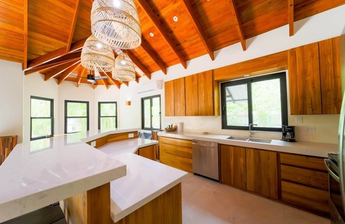 Playa Guiones Casa | CASA COSTA | SPACIOUS 4-BED BY MAIN BEACH ENTRANCE