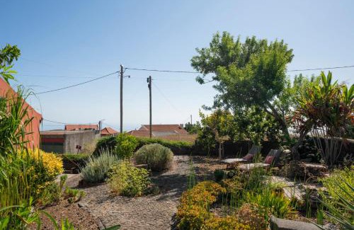 Prazeres Casa | Casa da Raposeira by An Island Apart