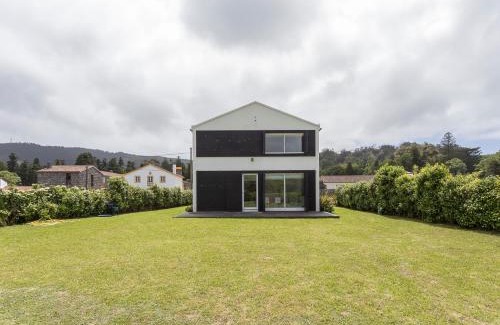 Sete Cidades Casa | Casa das Camélias - Family Villa by the lagoon