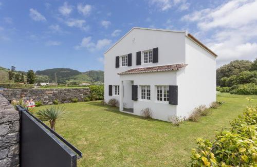 Sete Cidades Casa | Casa das Camélias - Family Villa by the lagoon