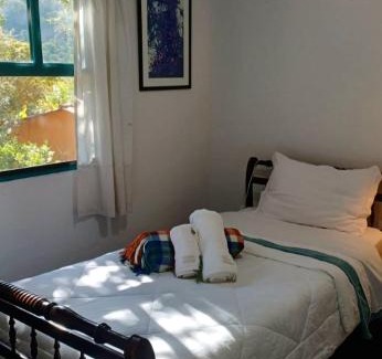Araras Casa | Casa das flores - Paraiso no Vale das Videiras, com natureza, canto dos pássaros e perto do centrinho