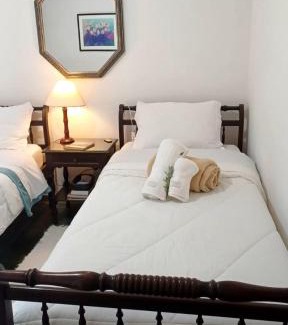 Araras Casa | Casa das flores - Paraiso no Vale das Videiras, com natureza, canto dos pássaros e perto do centrinho