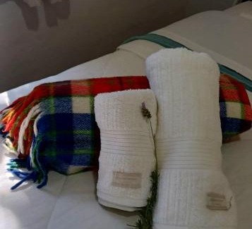 Araras Casa | Casa das flores - Paraiso no Vale das Videiras, com natureza, canto dos pássaros e perto do centrinho