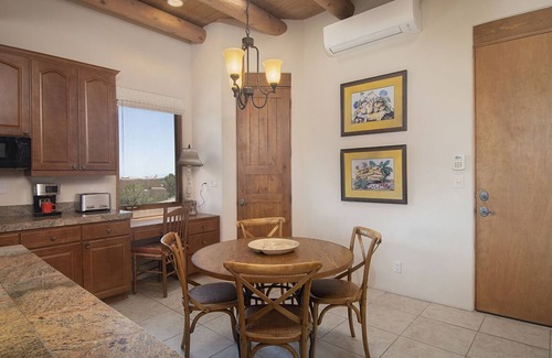 Santa Fe Casa | Casa de Cielo Azul is located off Tano Road with easy access to the Plaza