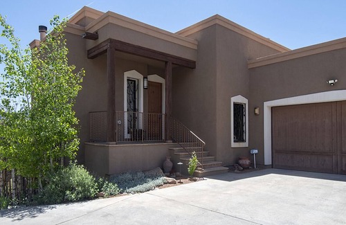 Santa Fe Casa | Casa de Cielo Azul is located off Tano Road with easy access to the Plaza