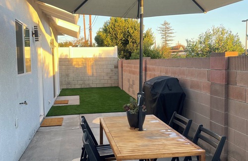 Fairhaven Casa | CASA DE COMFORT, Charming 2-bedroom house with AC, WiFi in Santa Ana
