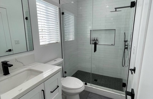 Fairhaven Casa | CASA DE COMFORT, Charming 2-bedroom house with AC, WiFi in Santa Ana