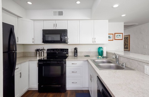 Kailua-Kona Condominio | Casa De Emdeko 204 - Aire Acondicionado! Ascensores REMODELADO EN 2019!