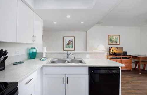 Kailua-Kona Condominio | Casa De Emdeko 204 - Aire Acondicionado! Ascensores REMODELADO EN 2019!