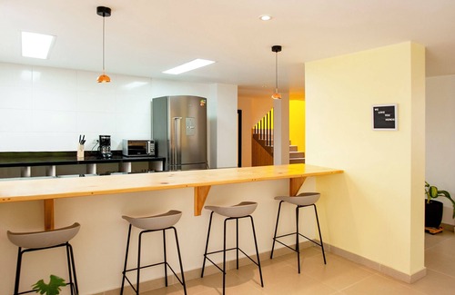 Calle 100 Casa | ♛Casa de Heroes. Artsy & Authentic nearby Zona T♛