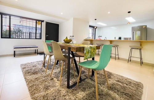 Calle 100 Casa | ♛Casa de Heroes. Artsy & Authentic nearby Zona T♛