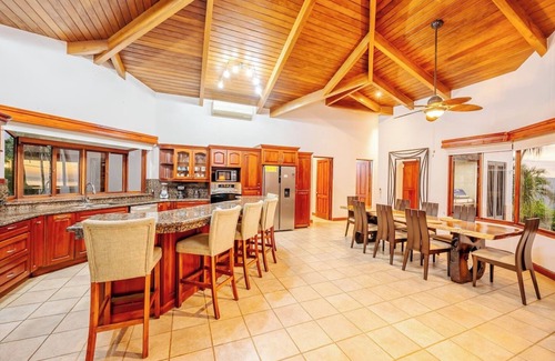 Coco Casa | Casa de la Buena Vista, a true Bird of Paradise perched high atop the peninsula between the Bays of Hermosa and Coco.