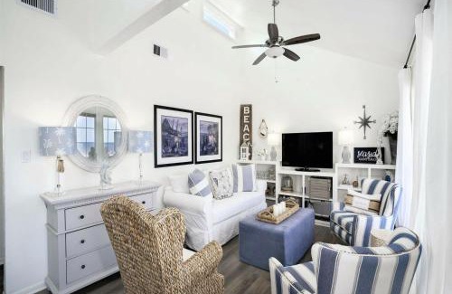 Spanish Grant Casa | Casa De La Sirena-Beachfront Retreat in Spanish Grant