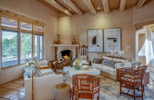 La Tierra Casa | Casa de las Vistas | Stunning Mountain Views | Designer Decor | MONTHLY