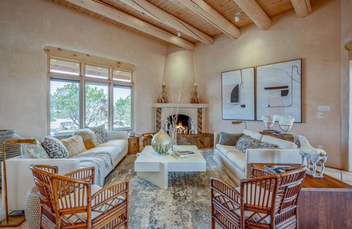 La Tierra Casa | Casa de las Vistas | Stunning Mountain Views | Designer Decor | MONTHLY
