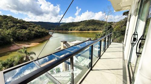 Rio dos Cedros Casa | Casa de luxo | Beira do lago | Spa | acesso a água