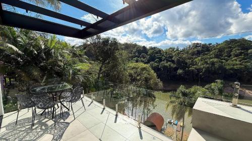Rio dos Cedros Casa | Casa de luxo | Beira do lago | Spa | acesso a água