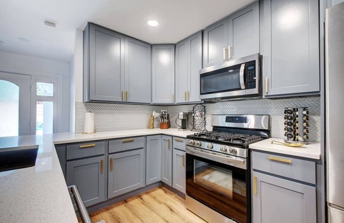 Pecan Springs Springdale Casa | Casa De 🏡Moderno Este😎: Spacious Stylish Digs
