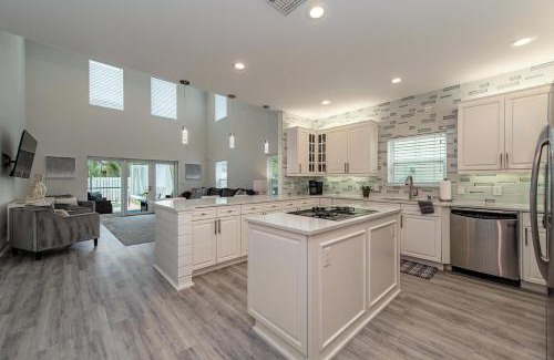 Naples Park Casa | Casa de Palmeras! Southern private pool, close to beach!