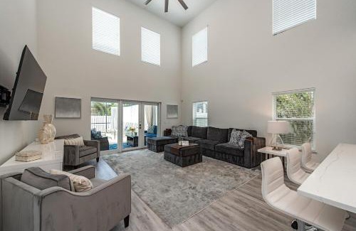 Naples Park Casa | Casa de Palmeras! Southern private pool, close to beach!