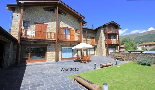 Bellver de Cerdanya Casa | Casa de piedra y madera vistas a montañas y prados