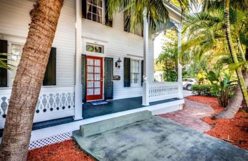 Meadows Casa | Casa de Rosalie by AvantStay Great Location w Pool BBQ Outdoor Dining Month Long Stays Only