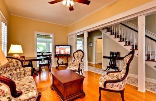 Meadows Casa | Casa de Rosalie by AvantStay Great Location w Pool BBQ Outdoor Dining Month Long Stays Only