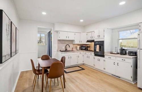 Peoria Heights Casa | Casa de Vincent w/ KING Casper Bed