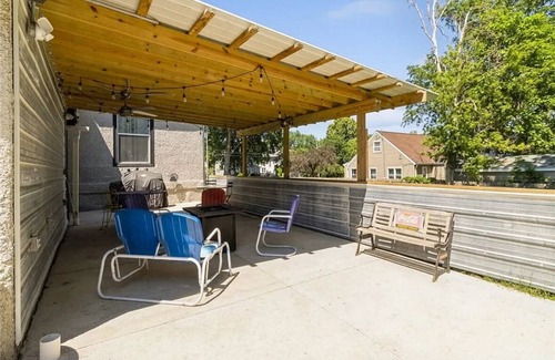 Des Moines Casa | Casa Dean sleeps 20 close to Fairgrounds and Downtown Des Moines