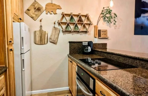 Shaver Lake Condominio | Casa Del Lago-Modern Mountain Studio with hot tub!