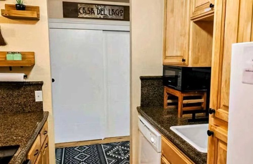 Shaver Lake Condominio | Casa Del Lago-Modern Mountain Studio with hot tub!