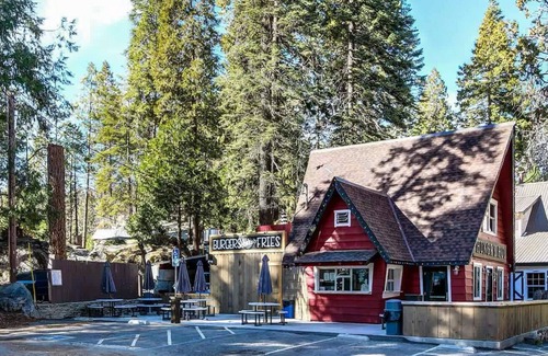 Shaver Lake Condominio | Casa Del Lago-Modern Mountain Studio with hot tub!
