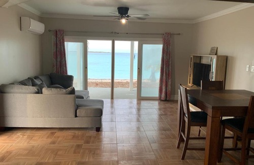 Tar Bay Apartamento | Casa Del Marjorie 2 bedroom beach house, beach right at your door steps,