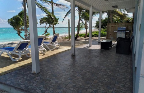 Tar Bay Apartamento | Casa Del Marjorie 2 bedroom beach house, beach right at your door steps,