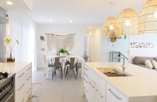 Anna Bay Casa | Casa Del Maya-HOUSE by the Sea, A/C, Deck Waterviews, New & Renovated, Pets