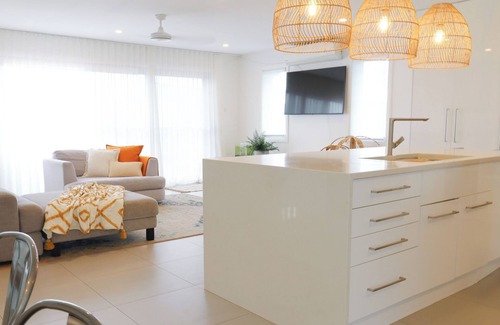 Anna Bay Casa | Casa Del Maya-HOUSE by the Sea, A/C, Deck Waterviews, New & Renovated, Pets