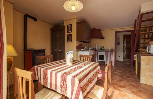 Adrara San Martino Apartamento | Casa del Picchio in Adrara San Martino