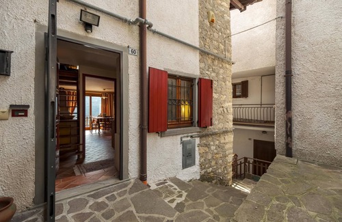 Adrara San Martino Apartamento | Casa del Picchio in Adrara San Martino