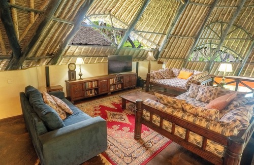 Diani Beach Villa | Casa Di Mia Villa, with Pool & 3 min walk to Beach.