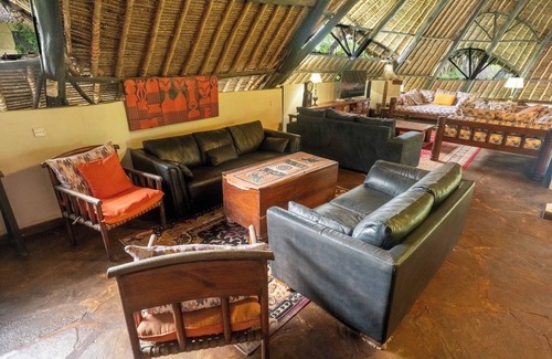 Diani Beach Villa | Casa Di Mia Villa, with Pool & 3 min walk to Beach.