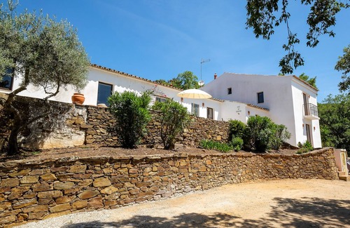 Fonte do Bispo Casa | Una encantadora y espaciosa cabaña Hill Hill de tres habitaciones, piscina privada